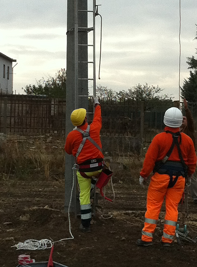 Squadra al lavoro con imbragature anticaduta